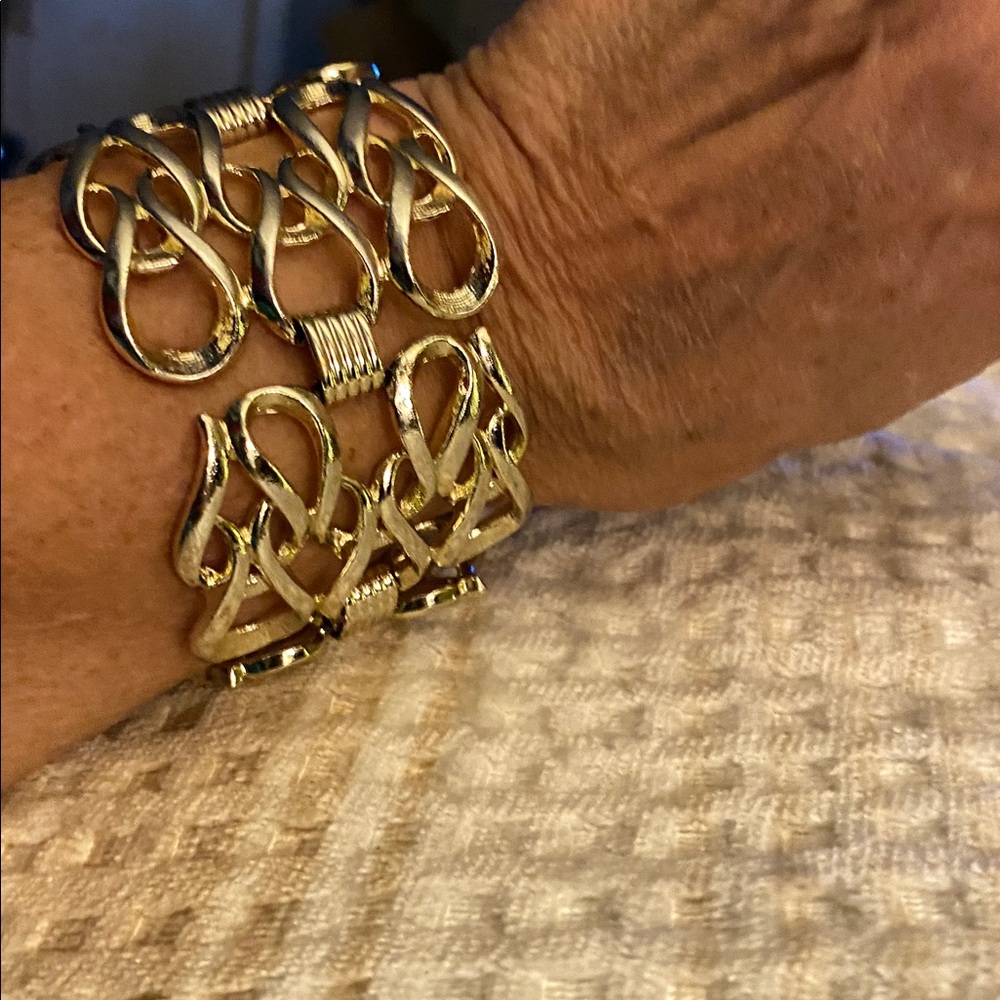 Sarah Coventry”town and country” gold tone bracelet.